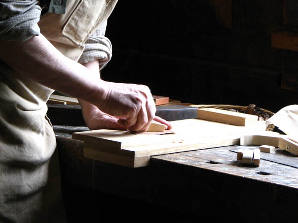 Nacemos de la influencia y formación  heredada en el sector de la <strong>carpintería de madera y ebanistería  en Carnota.</strong>